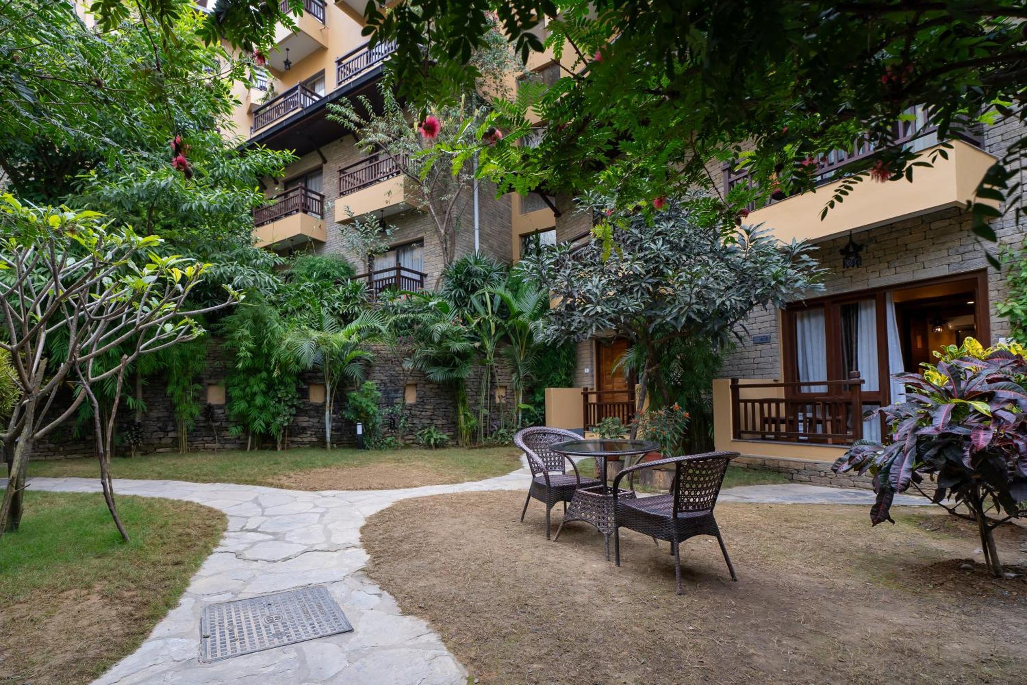 Bar Peepal Resort Pokhara Exterior foto The hotel's garden